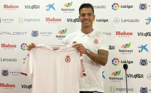 Vicente Romero posa con la camiseta de la Cultural.