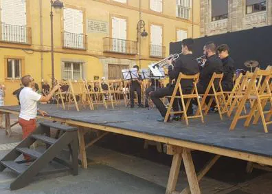 Imagen secundaria 1 - El Ayuntamiento se &#039;olvida&#039; de los chicos del Curso de Música de León y les deja sin sillas para actuar