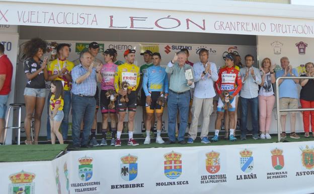 Imagen principal - La primera etapa en línea de la Vuelta deja buenas imágenes y buen ciclismo.