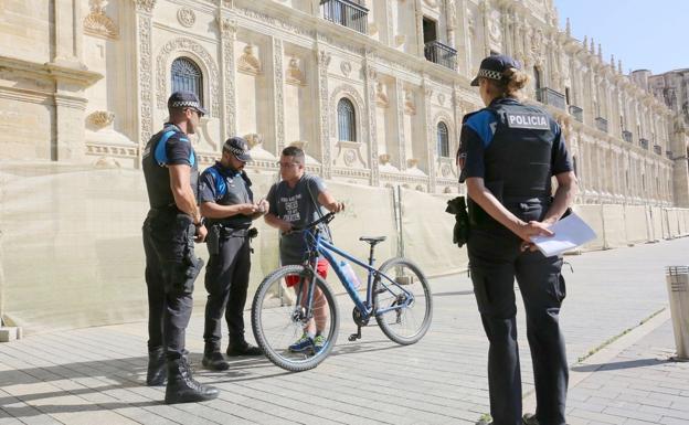 Imagen principal - Imagen de la campaña de información a los ciclistas.