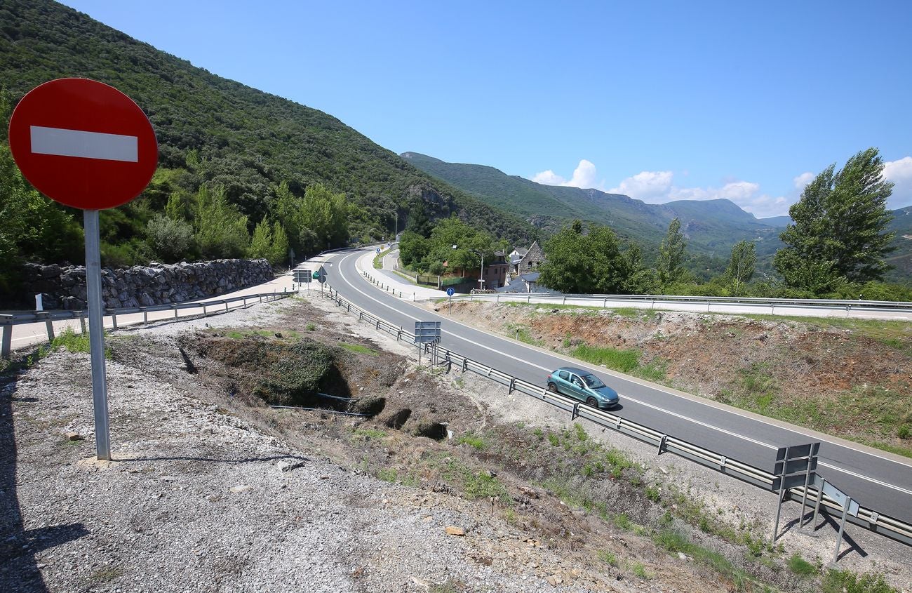 Reunión de los representantes institucionales y de agrupaciones empresariales de la Comisión de Seguimiento de la A-76 Ponferrada-Orense en el Centro de Formación de la Asociación Empresarial de Valdeorras, AEVA en O Barco de Valdeorras 