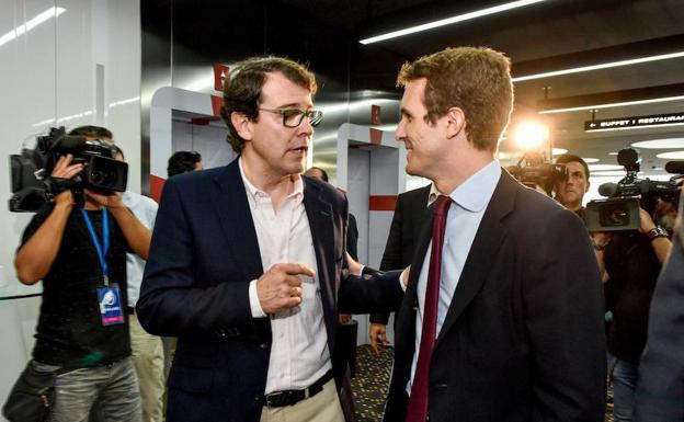 El presidente del PP de Castilla y León, Alfonso Fernández Mañueco, ayer en Barcelona, con Pablo Casado.