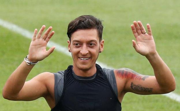 Mesut Özil, durante un entrenamiento del Arsenal. 