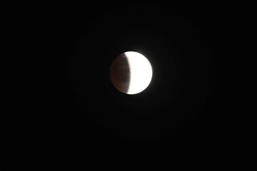 Vista del eclipse desde Srinagar.