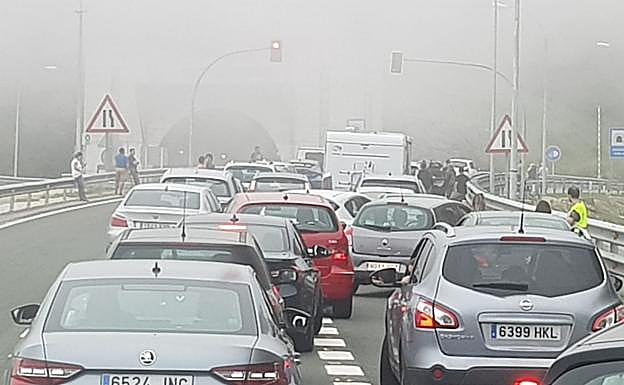 Vehículos atrapados en la AP-66 tras el accidente.