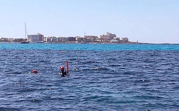 Buzos de la Guardia Civil buscan el brazo amputado de uno de los dos bañistas.