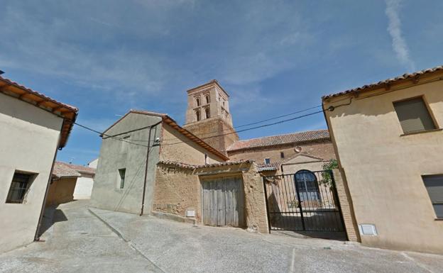 Imagen de la entrada a la iglesia de la localidad de Vallecillo.