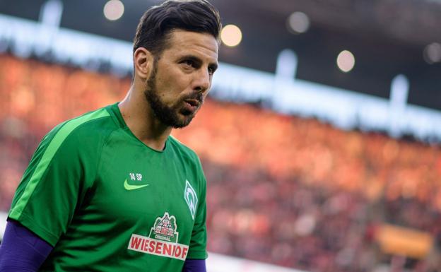 Claudio Pizarro en un partido entre el Colonia y el Werder Bremen