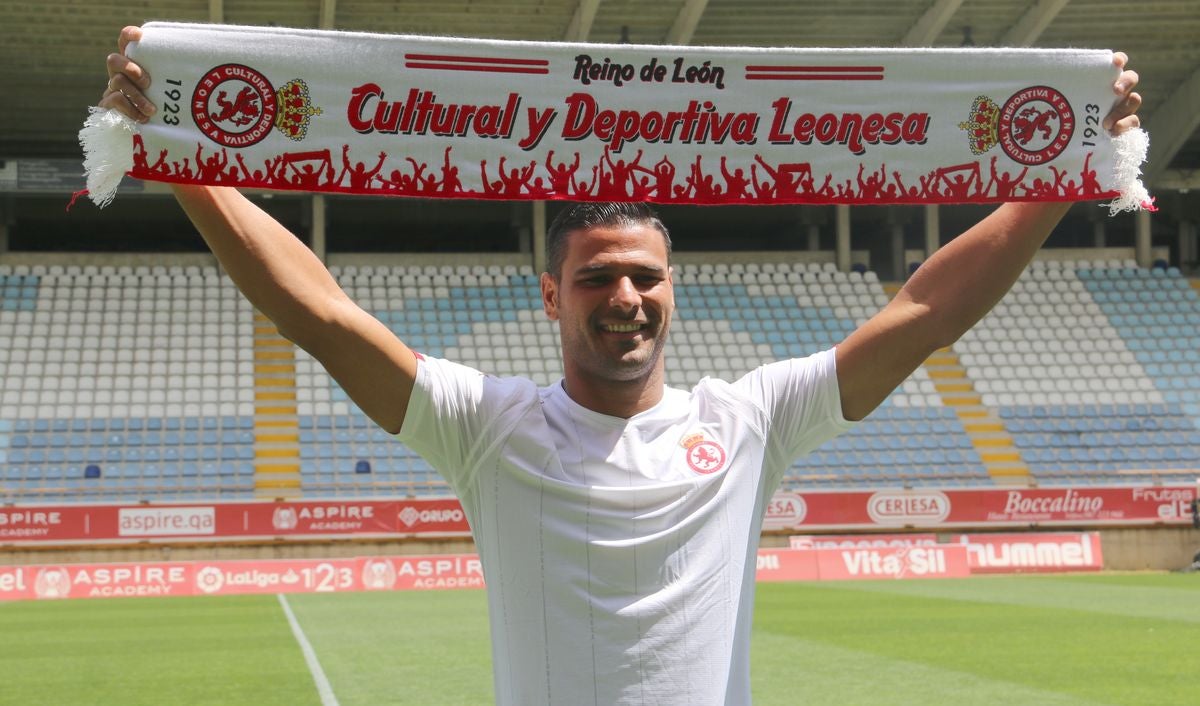 Fotos: Aridane Santana, presentado como jugador de la Cultural