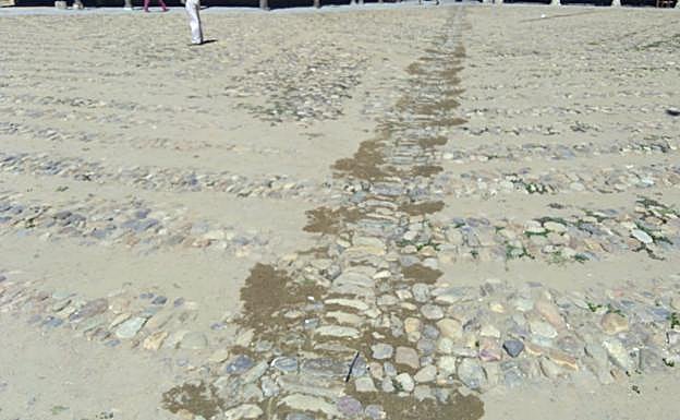Estado actual de la plaza de Grano que ha levantado las críticas de los leonesistas 
