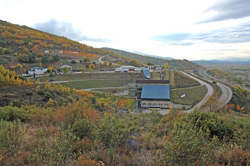 Folgoso de la Ribera, en la  comarca de El Bierzo  y situado a 91 kilómetros de León, presenta numerosas sendas con ecos de paz y  vistas de ensueño  a lo largo de  35,2 kilómetros.