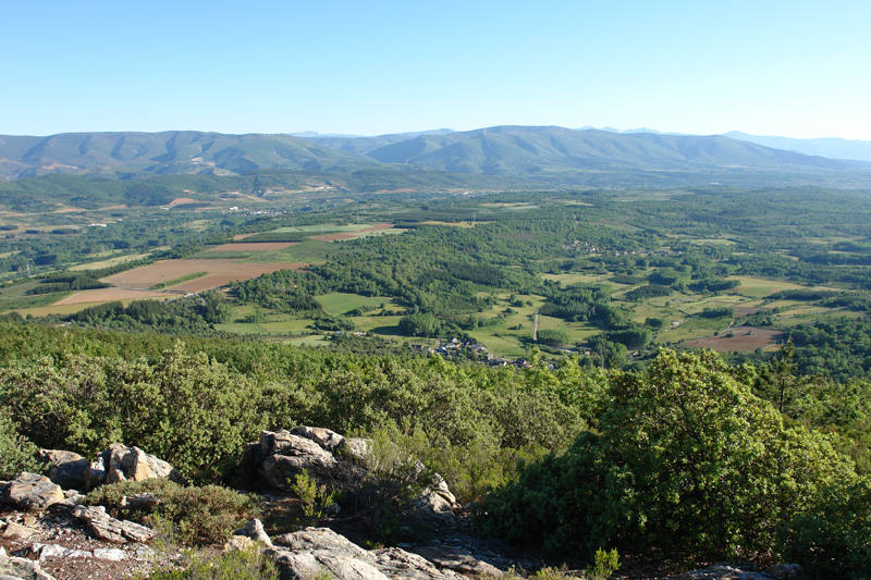 Folgoso de la Ribera, en la  comarca de El Bierzo  y situado a 91 kilómetros de León, presenta numerosas sendas con ecos de paz y  vistas de ensueño  a lo largo de  35,2 kilómetros.