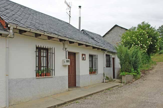 Folgoso de la Ribera, en la  comarca de El Bierzo  y situado a 91 kilómetros de León, presenta numerosas sendas con ecos de paz y  vistas de ensueño  a lo largo de  35,2 kilómetros.