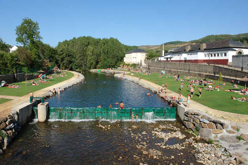 Folgoso de la Ribera, en la  comarca de El Bierzo  y situado a 91 kilómetros de León, presenta numerosas sendas con ecos de paz y  vistas de ensueño  a lo largo de  35,2 kilómetros.