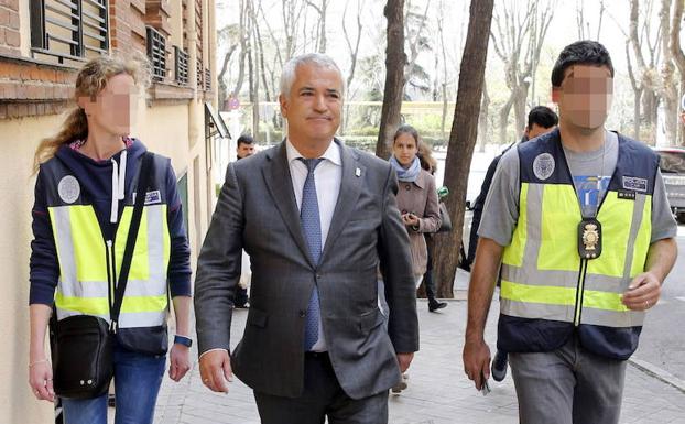 El presidente de Ausbanc, Luis Pineda, tras el registro de la sede en abril de 2016.