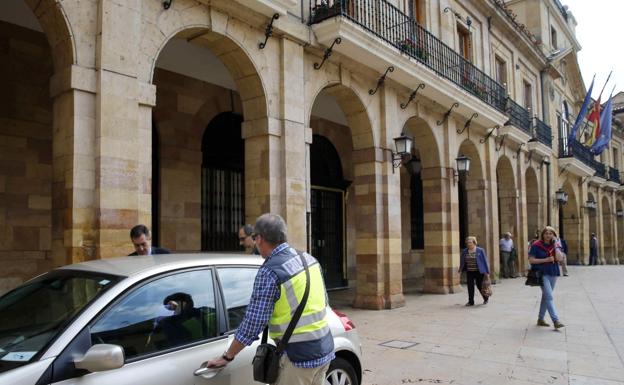 Los agentes de la UDEF se hicieron con documentación del caso en el Ayuntamiento de Oviedo. 