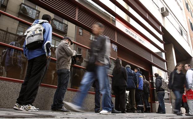 El paro baja en julio a su mejor dato desde 2008 pero se ralentiza la creación de empleo