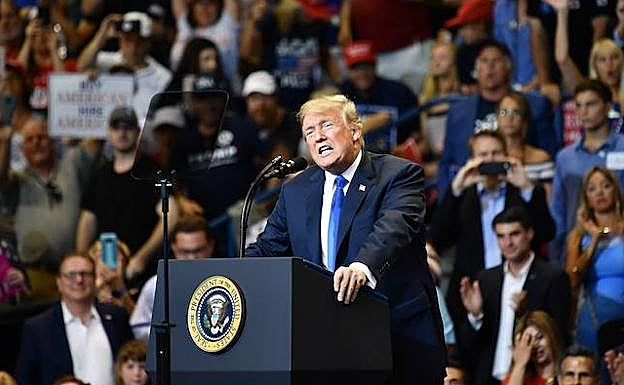 Donald Trump da una conferencia. 