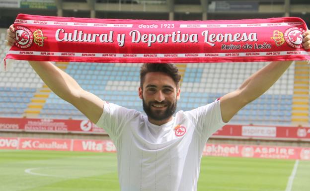 Adrián Mancebo posa con la bufanda y la camiseta de la Cultural.