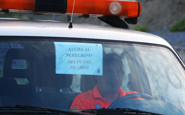 Coche de Protección Civil que ayuda al peregrino. 