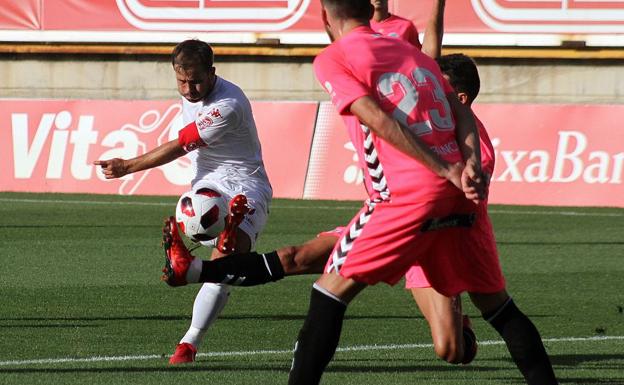 Antonio Martínez dispara desde la frontal del área durante el partido. 