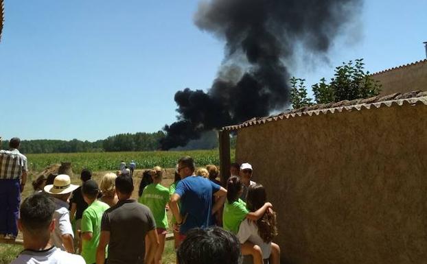 Los vecinos contemplan la gran columna de humo negro. 