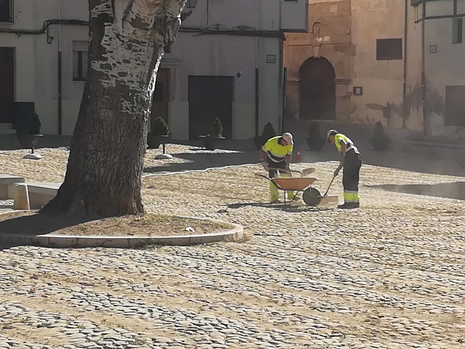 Fotos: Los operarios retiran la arena de la Plaza del Grano