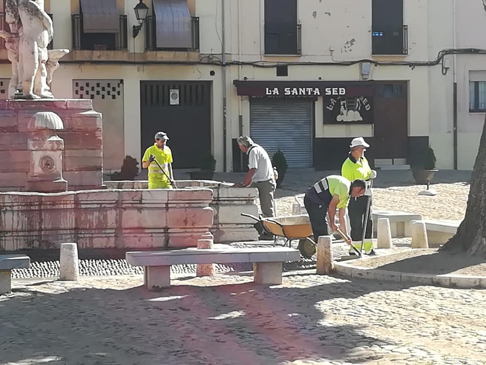 Fotos: Los operarios retiran la arena de la Plaza del Grano