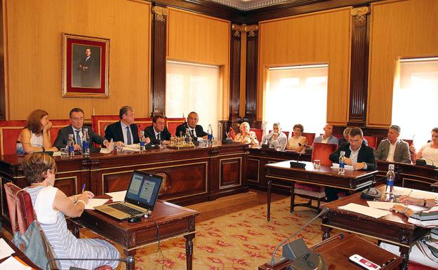 Pleno extraordinario en el Ayuntamiento de León.