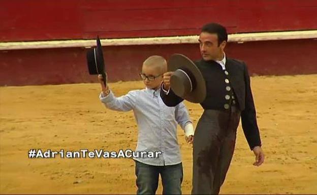 Adrián Hinojosa acompañado del torero Enrique Ponce en la plaza de Toros de Valencia. 