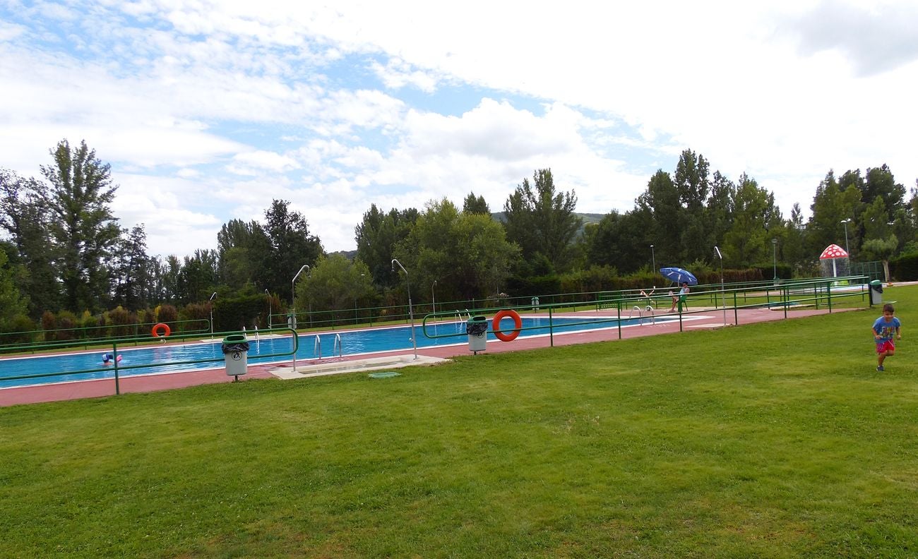 Una piscina para disfrutar. Buenas instalaciones y buen ambiente para este mes de agosto. La cita, en Matallana de Torío