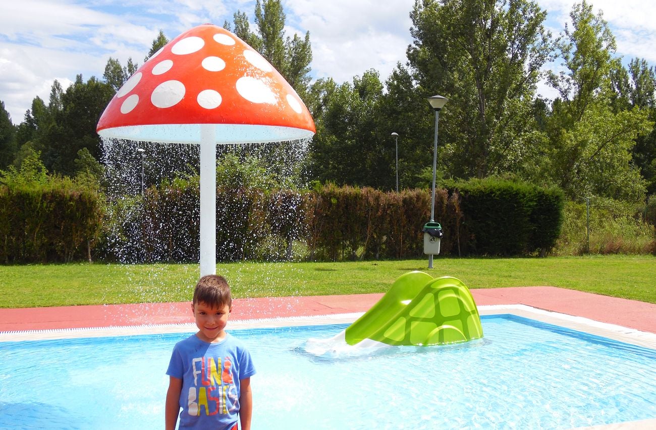 Una piscina para disfrutar. Buenas instalaciones y buen ambiente para este mes de agosto. La cita, en Matallana de Torío