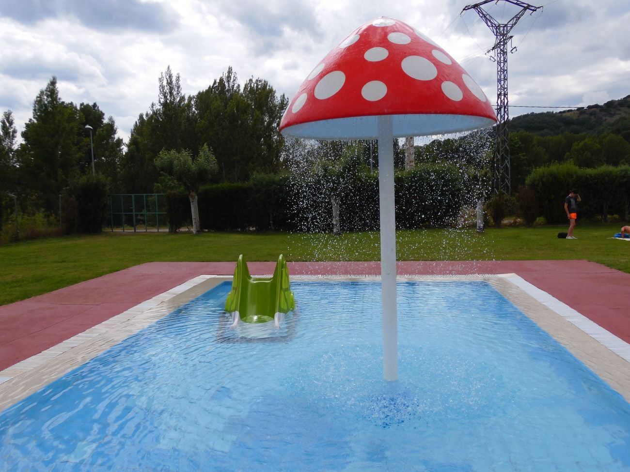 Una piscina para disfrutar. Buenas instalaciones y buen ambiente para este mes de agosto. La cita, en Matallana de Torío