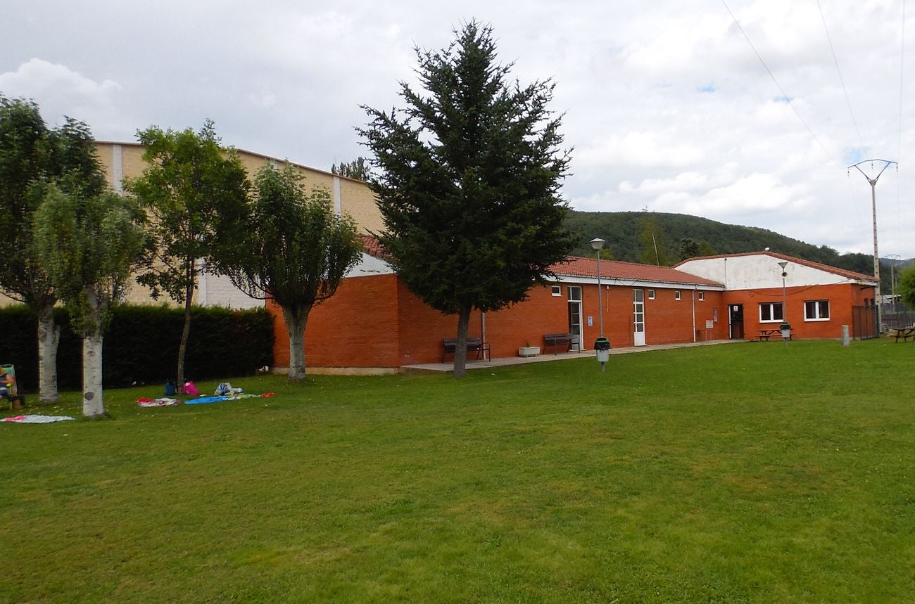 Una piscina para disfrutar. Buenas instalaciones y buen ambiente para este mes de agosto. La cita, en Matallana de Torío