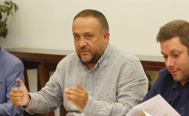 Gerardo Álvarez Courel, presidente del Consejo Comarcal del Bierzo, en la mesa.