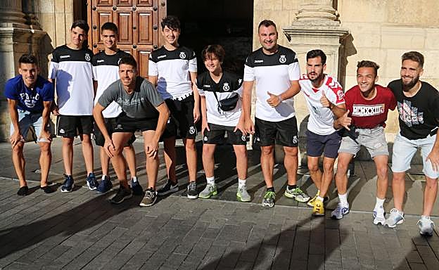 Galería. Los jugadores de la Cultural, tras la prueba del cambio de ropa.