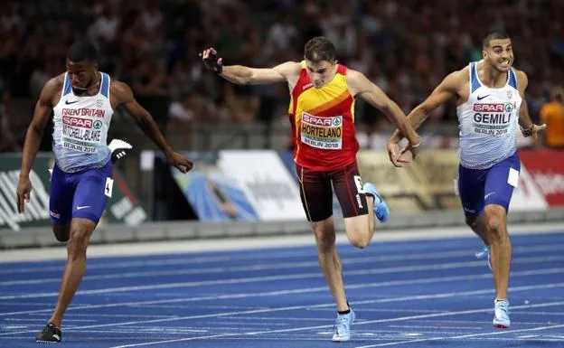 El atleta español Bruno Hortelano cruza cuarto la meta. 