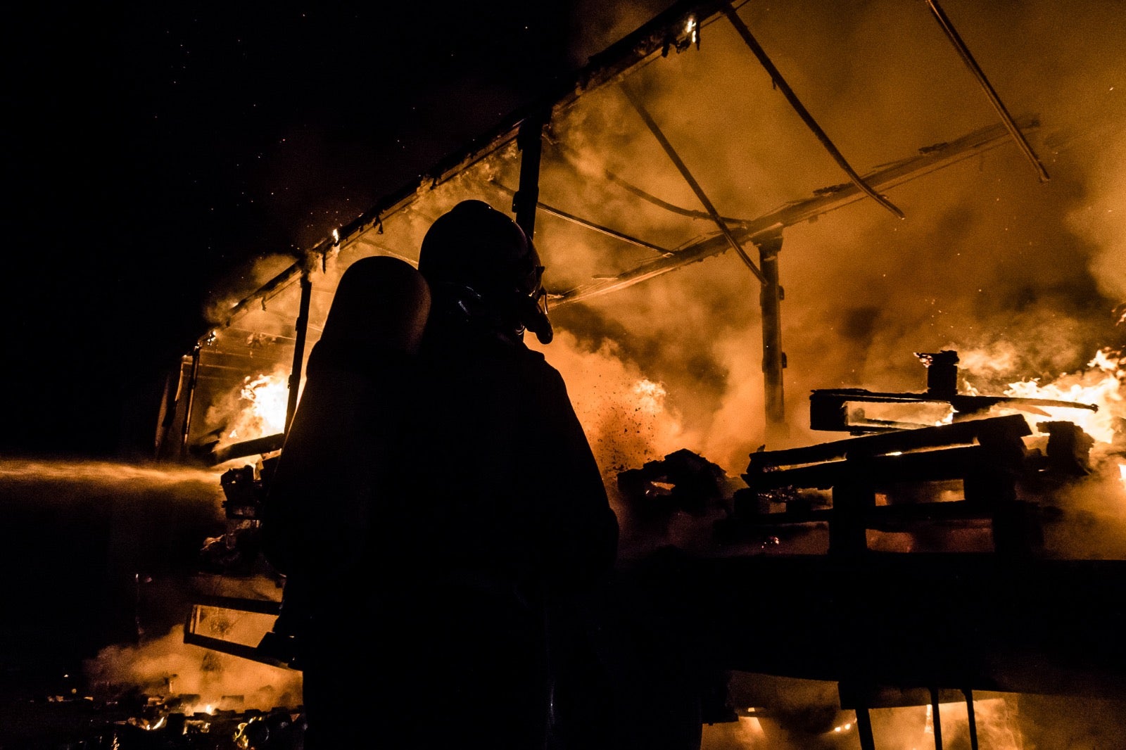 Fotos: Intervención de los bomberos de León para sofocar un fuego en un camión