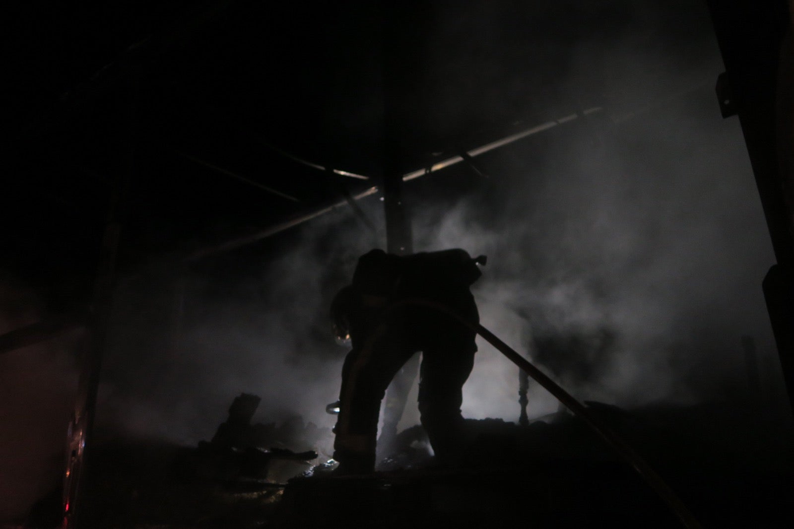 Fotos: Intervención de los bomberos de León para sofocar un fuego en un camión