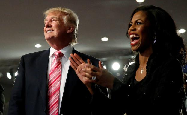 Donald Trump (i) y Omarosa Manigault. 