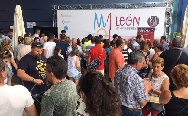 Público asistente al Día de León en la Feria de Muestras de Gijón. 