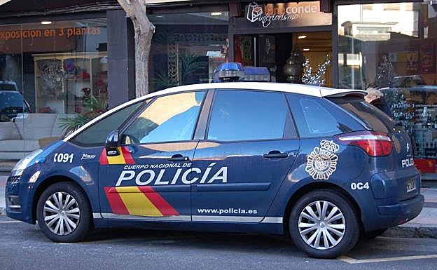 Imagen de un vehículo policial ante la Comisaría de León.