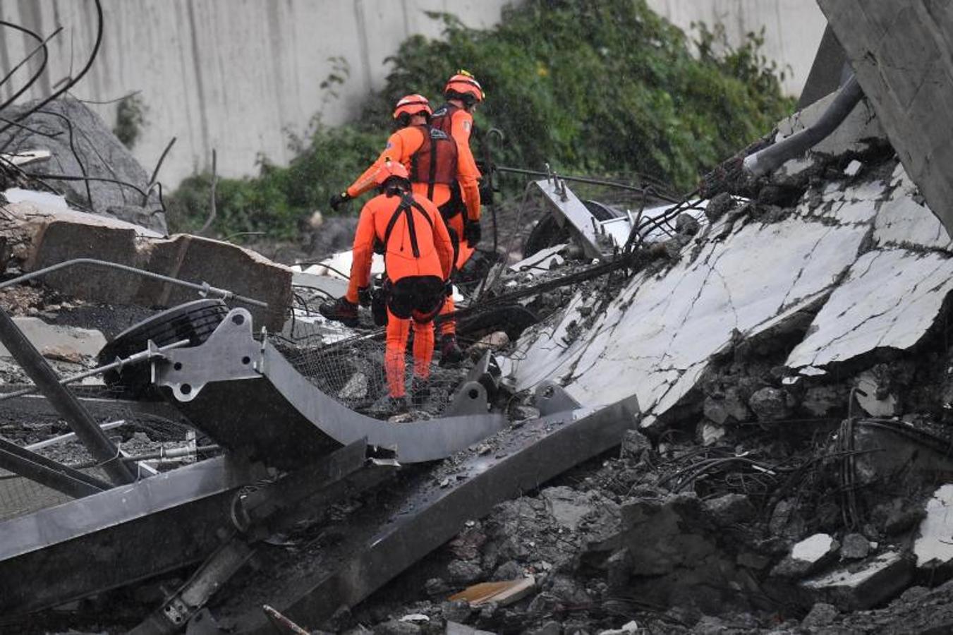 Numeros vehículos se han precipitado al vacío tras el derrumbe de la infraestructura