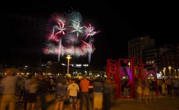 Los fuegos artificiales iluminaron el cielo de Gijón en la Semana Grande 