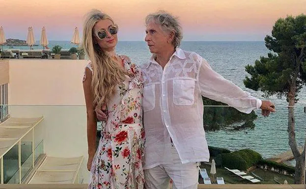 «Yo hoy a Ibiza le bajaría los decibelios», dice Martorell, con la actual embajadora de la isla, Paris Hilton. 