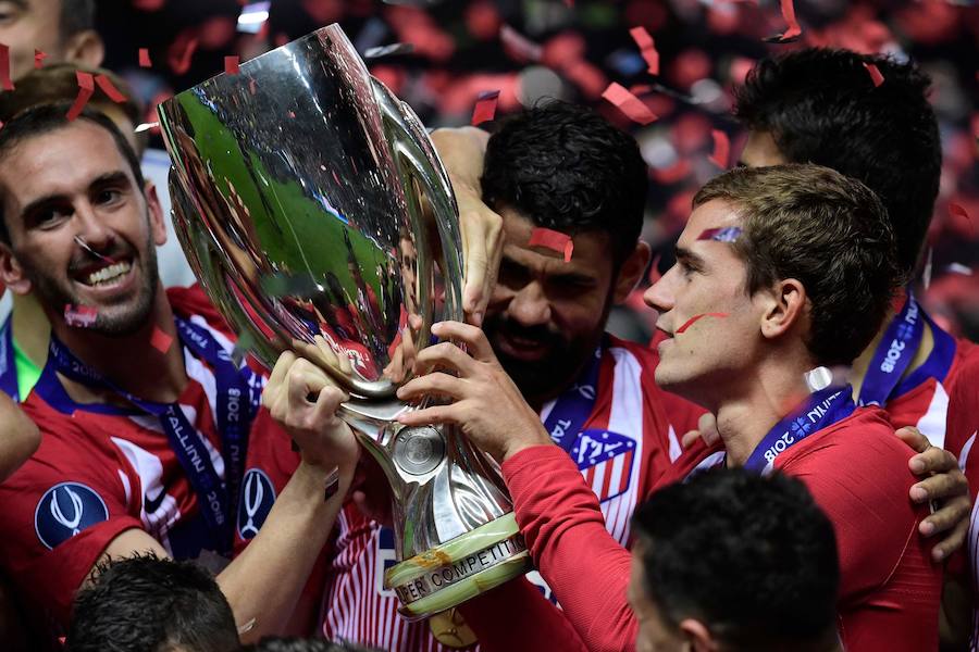 El equipo rojiblanco se proclamó campeón de la Supercopa de Europa y celebró el título delante de su afición en el césped de Tallin