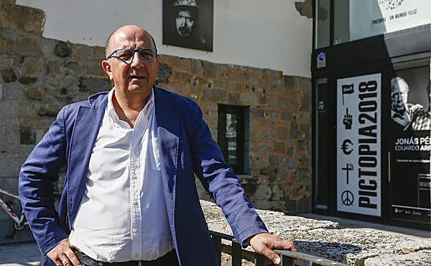El alcalde de Pola de Gordón (León), Francisco Castañón, en las instalaciones del Centro de Interpretación del Clima de La Vid.