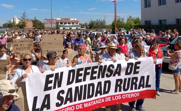 Manifestación en Valencia de Don Juan en defensa de la sanidad en los pueblos.