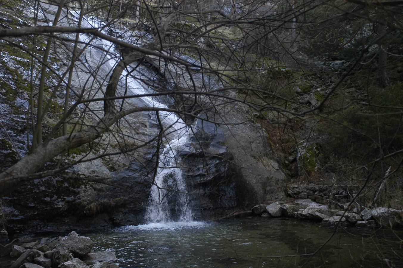 El Chorro de Navafría (Segovia). Los pinares segovianos que rodean la localidad de Navafría constituyen un paraje de excepción en la misma falda de la sierra de Guadarrama. En el interior de esta apretada mancha forestal hay un lugar fresco y apetecible para escapar de los rigores del verano: el área recreativa de El Chorro de Navafría. En medio de los pinares, perfectamente señalizado y a muy poca distancia del pueblo, se desliza el arroyo del Chorro a través de un tobogán rocoso de varias decenas de metros. Desde su parte superior hasta su base, el salto del agua se escalona en varios tramos largos, a modo de escalera acuática, proporcionando un espectáculo único.