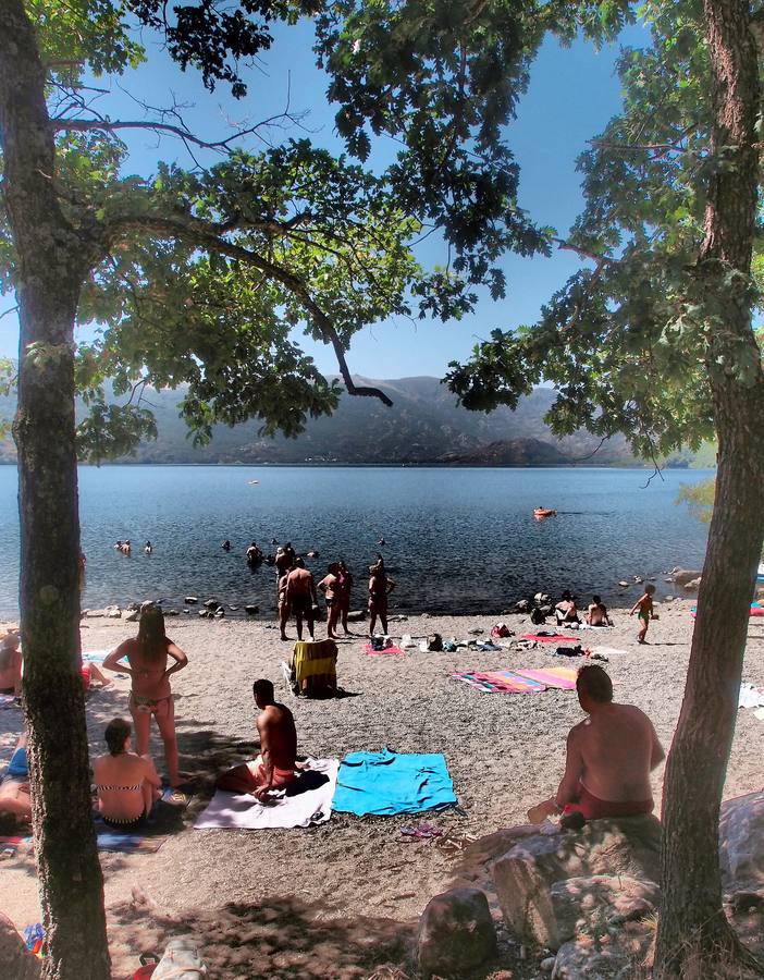 Lago de Sanabria (Zamora). El mayor de origen glaciar de España, de 3.158 m de longitud y más de 50 de profundidad, reconocido de interés natural ya en 1946, por el espectacular paisaje que acompañas su valles, cañones, cascadas, el granito entre el que se esconde y las aldeas que lo rodean entre arboledas.